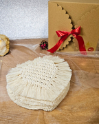 Caixa de Natal – Conjunto de 6 Bases Coração em Macramé